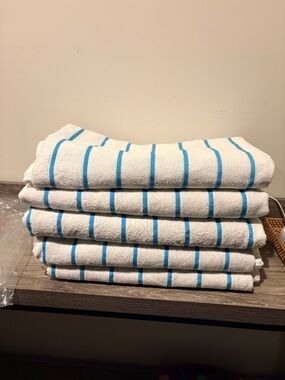 LOT 5 x Ty 5ft, 60"x 35" Beach towels / White Bath Towels with Blue Stripes Set